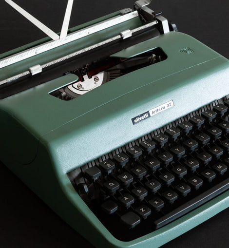 Olivetti Synthesis 32 PORTABLE TYPEWRITER IN BLUE